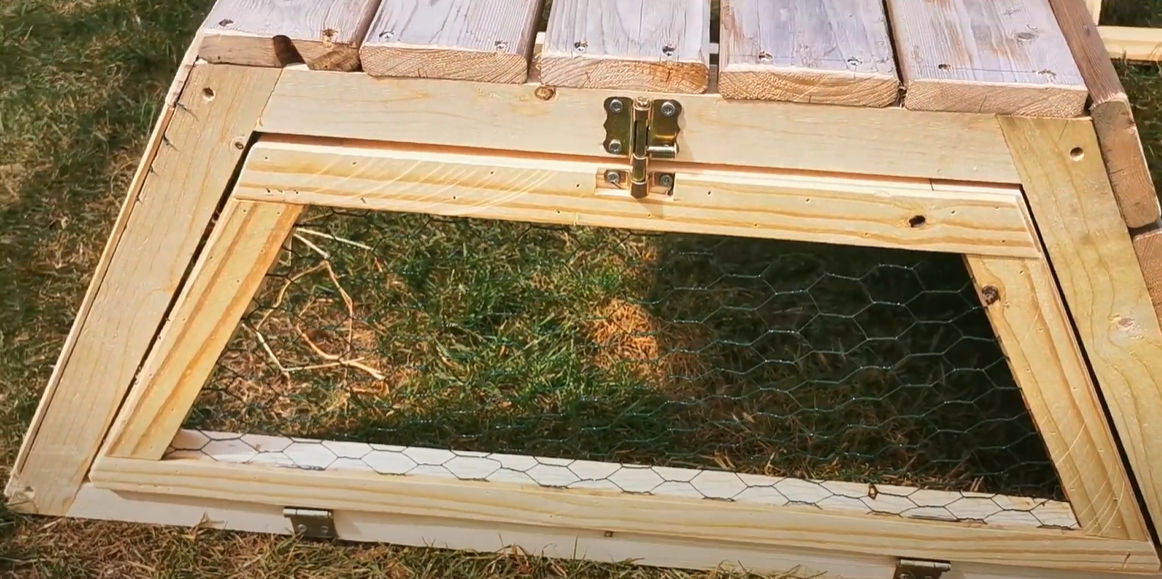 Fabriquer un tunnel à poules/ une mangeoire à oiseaux/ un nichoir à chauves-souris