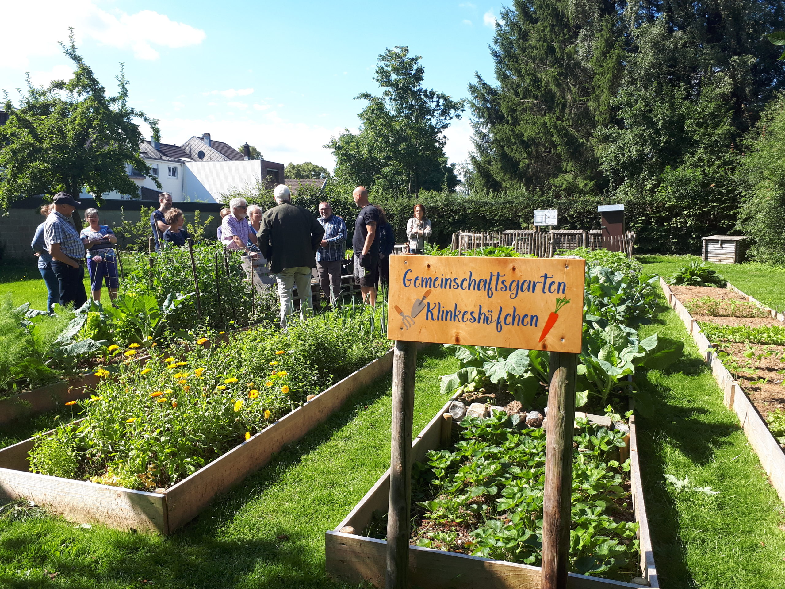 Reger Austausch beim Besuch der kollektiven Gemüsegärten im Naturpark Hohes Venn – Eifel